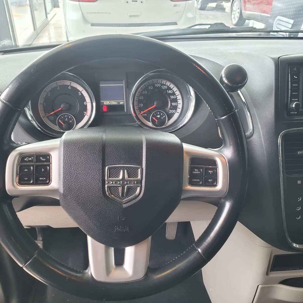 Dodge Grand Caravan SXT 2019 Blanco (2)