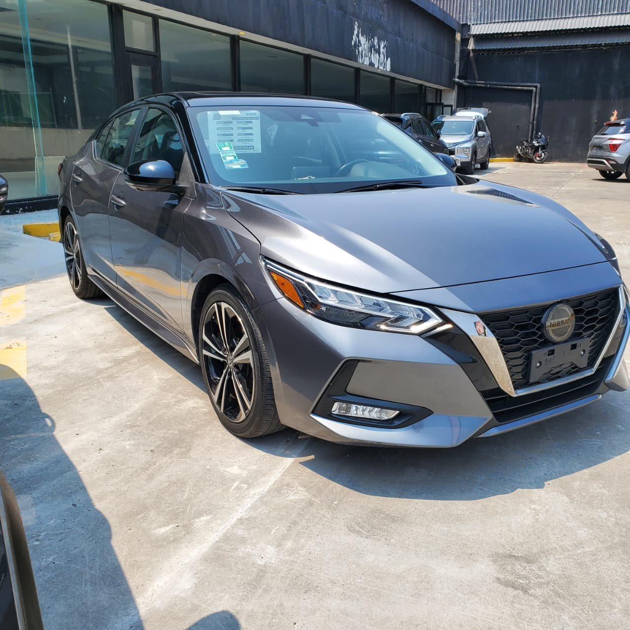 Nissan Sentra SR 2023 Gris (2)