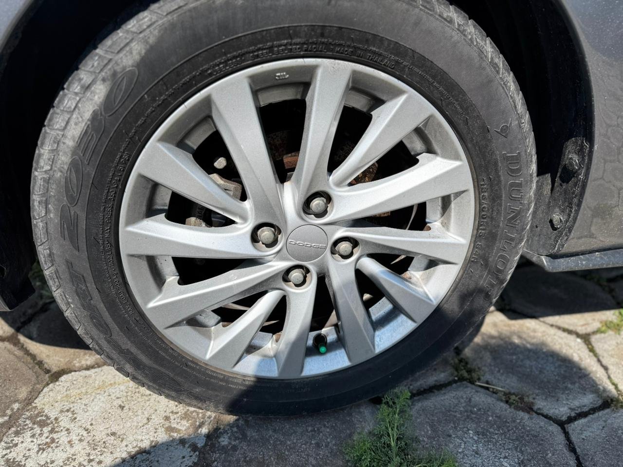 Dodge Attitude SXT AT 2023 gris (5)